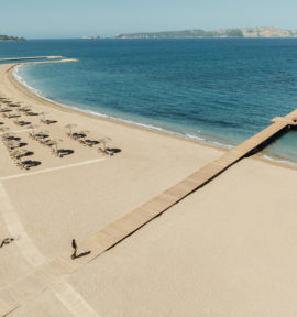 W Costa Navarino Strand