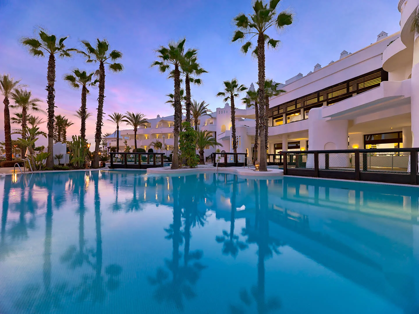 Hotel H10 Estepona Palace Marbella Andalusien by night