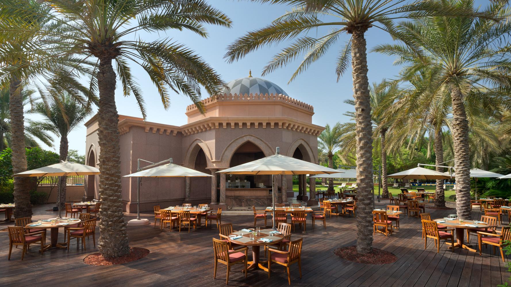 Golfferien im Emirates Palace Abu Dhabi Outdoor Restaurant