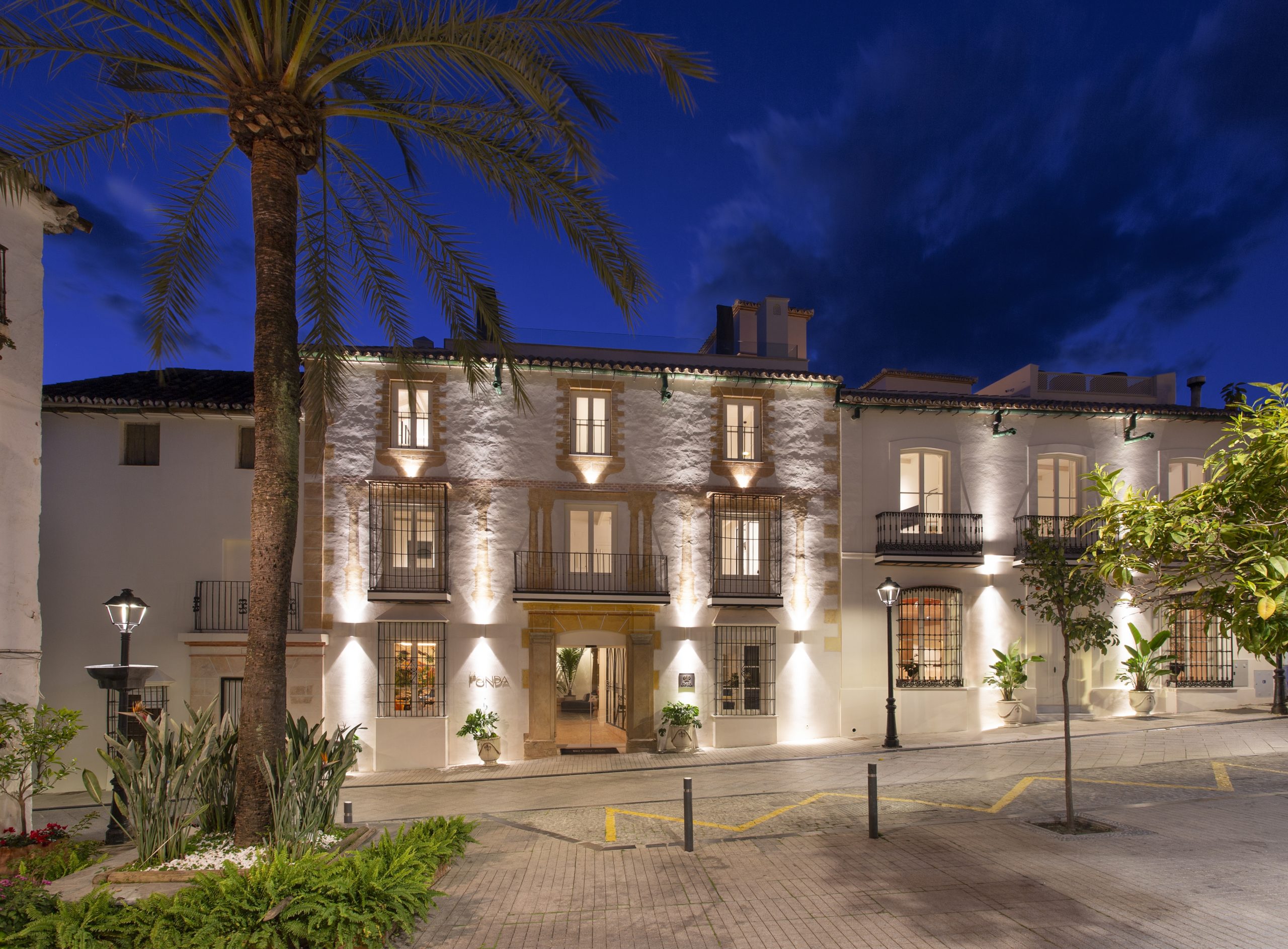 La Fonda Boutique Hotel Marbella Golfreise Hauptansicht by Night