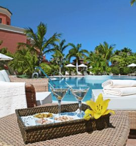Las Madrigueras Golf Resort Teneriffa Pool mit Champagner