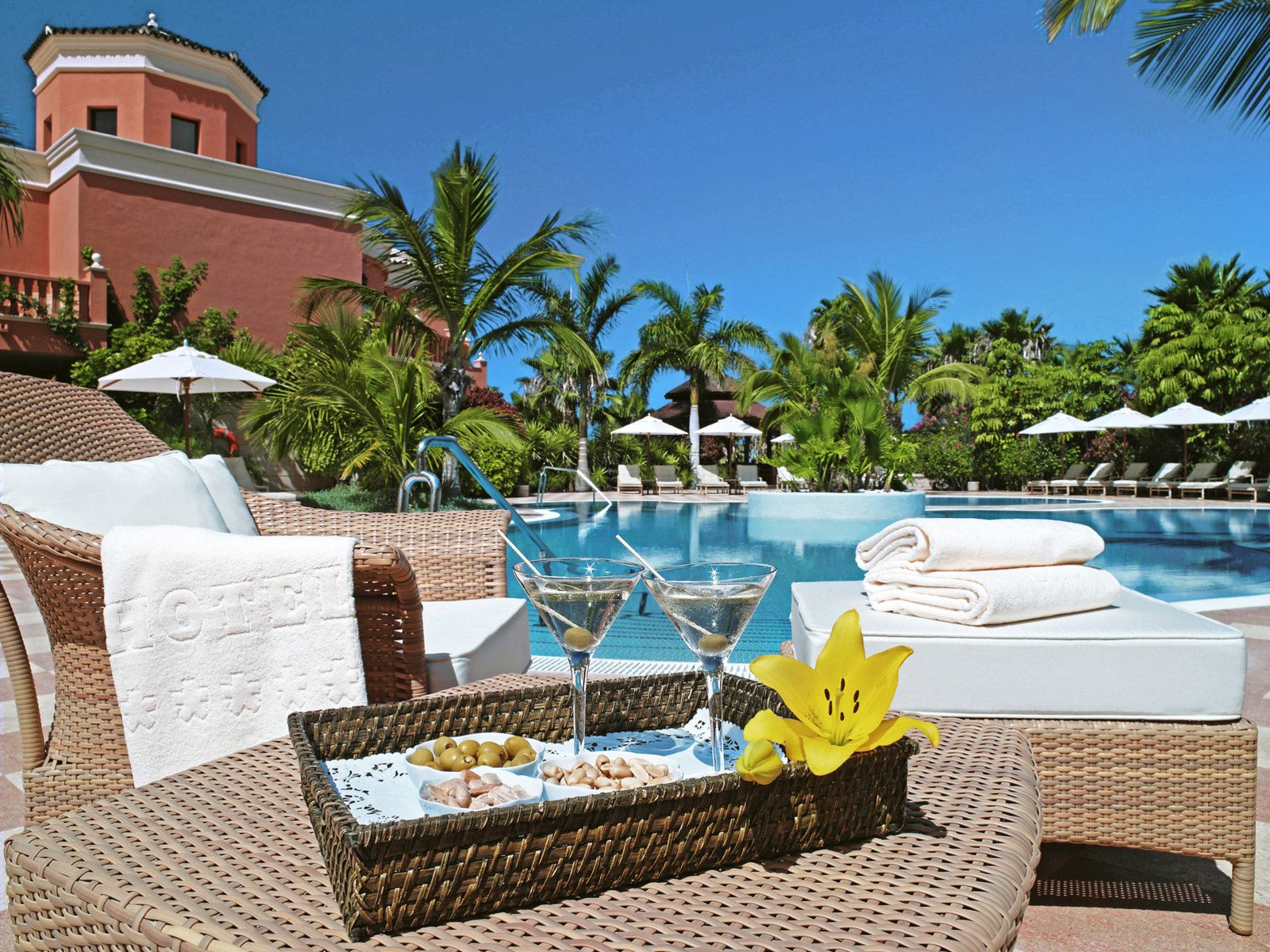 Las Madrigueras Golf Resort Teneriffa Pool mit Champagner