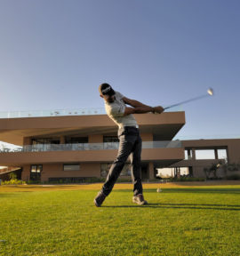 Montgomerie Golf Course Marrakesch Marokko Tee Box mit Clubhouse