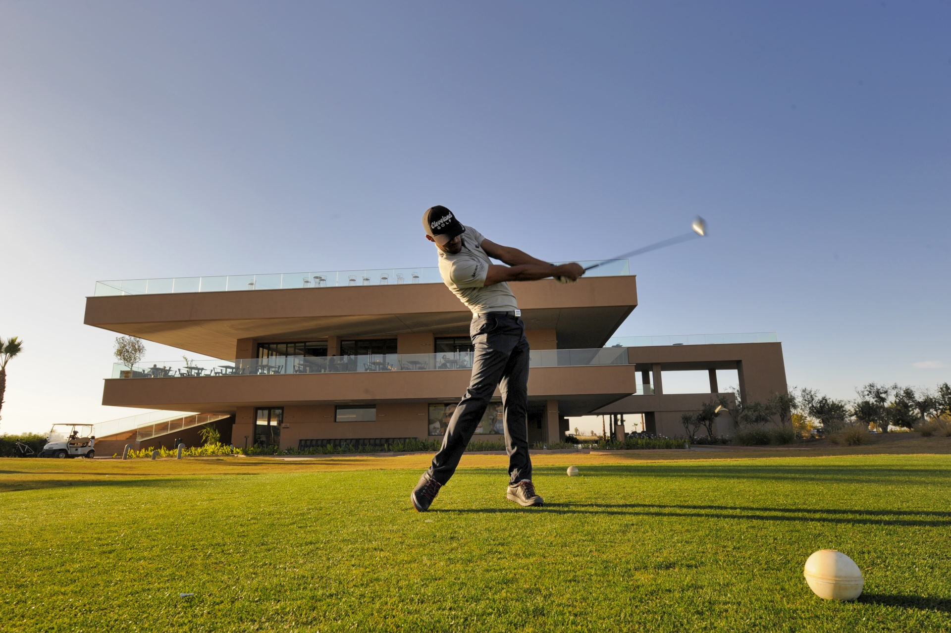 Montgomerie Golf Course Marrakesch Marokko Tee Box mit Clubhouse