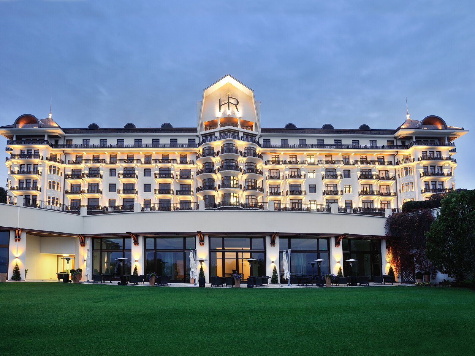 Hotel Royal Evian Golf Resort Golfreisen und Golfferien by night