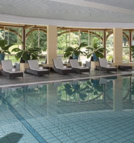 Hotel Royal Evian Golf Resort Golfreisen und Golfferien Pool Indoor