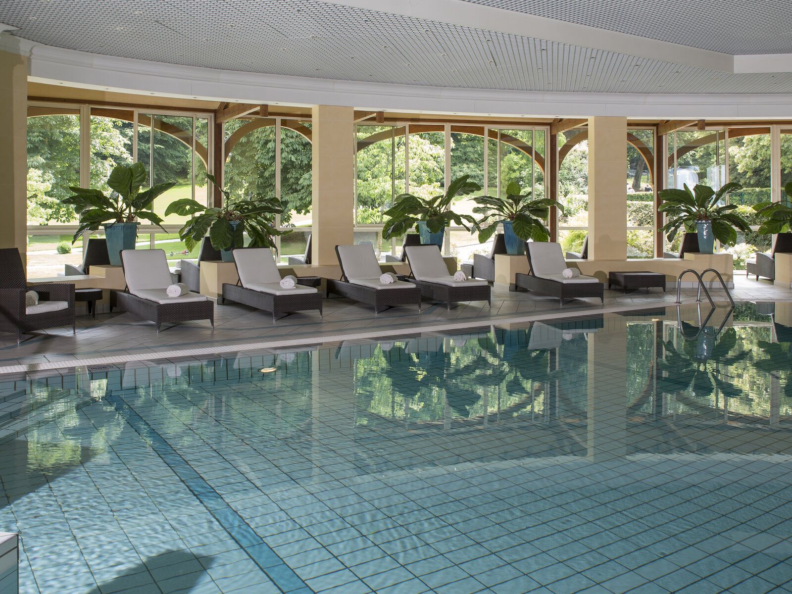 Hotel Royal Evian Golf Resort Golfreisen und Golfferien Pool Indoor