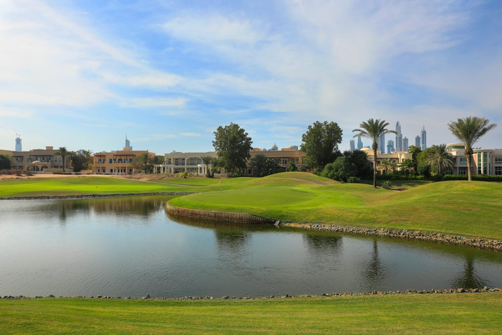 Golfreise Dubai Montgomerie Golf Club Emirate Wasserhindernis