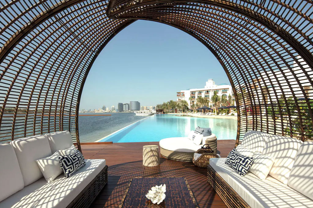 Park Hyatt Dubai Emirate Hotel Pool mit Liegen
